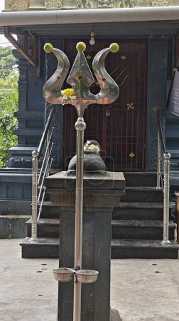 Foto de La estatua de la ciudad del templo sagrado en el fondo del monumento más famoso del mundo - Imagen libre de derechos