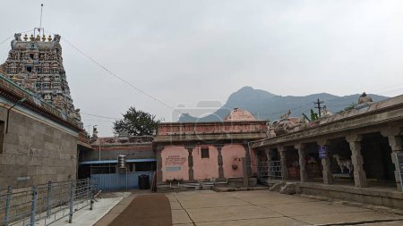 Téléchargez les photos : Le temple Arunachalesvara (également appelé temple Annamalaiyar) est un temple hindou dédié à la divinité Shiva, situé au pied de la colline Arunachala dans la ville de Tiruvannamalai au Tamil Nadu, en Inde. - en image libre de droit