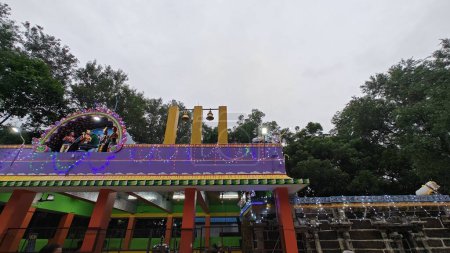 Téléchargez les photos : TAMIL NADU, INDE - 26 NOVEMBRE 2023 : Temple Arunachalesvara Swamy, célébration du festival Karthika Deepam à Thiruvannamalai au Tamil Nadu, Inde - en image libre de droit
