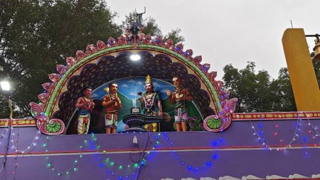 Téléchargez les photos : TAMIL NADU, INDE - 26 NOVEMBRE 2023 : Temple Arunachalesvara Swamy, célébration du festival Karthika Deepam à Thiruvannamalai au Tamil Nadu, Inde - en image libre de droit