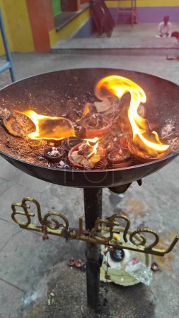 Foto de Fuego ardiente en templo indio - Imagen libre de derechos