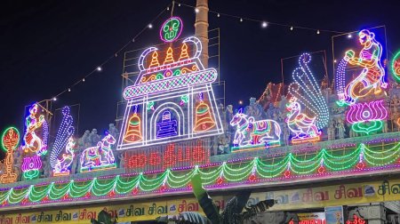 Téléchargez les photos : TAMIL NADU, INDE - 26 NOVEMBRE 2023 : scène nocturne de décorations illuminées au temple Swamy d'Arunachalesvara, festival Karthika Deepam à Thiruvannamalai au Tamil Nadu, Inde - en image libre de droit