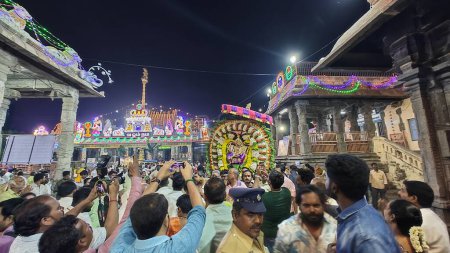 Foto de Vista nocturna de la gente worhsiping ídolo sagrado de Dios hindú decorado con guirnalda floral, Arunachalesvara Swamy Temple Karthika Deepam Festival en Thiruvannamalai en Tamil Nadu, India - Imagen libre de derechos
