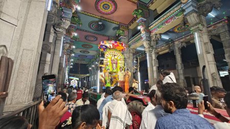 Téléchargez les photos : Peuple portait idole Dieu hindou sacré décoré avec guirlande florale, Arunachalesvara Swamy Temple Karthika Deepam Festival à Thiruvannamalai au Tamil Nadu, Inde - en image libre de droit