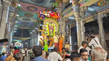 Foto de Gente worhsiping ídolo sagrado de Dios hindú decorado con guirnalda floral, Arunachalesvara Swamy Temple Karthika Deepam Festival en Thiruvannamalai en Tamil Nadu, India - Imagen libre de derechos