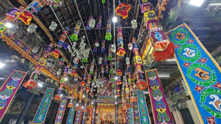 Téléchargez les photos : TAMIL NADU, INDE - 26 NOVEMBRE 2023 : guirlandes colorées dans le temple Arunachalesvara Swamy, Karthika Deepam Festival à Thiruvannamalai au Tamil Nadu, Inde - en image libre de droit