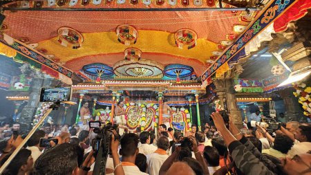 Foto de TAMIL NADU, INDIA - 26 DE NOVIEMBRE DE 2023: la gente worhsiping ídolos sagrados dioses hindúes decorados con guirnalda floral, Arunachalesvara Swamy Temple Karthika Deepam Festival en Thiruvannamalai en Tamil Nadu, India - Imagen libre de derechos