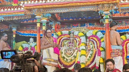 Foto de TAMIL NADU, INDIA - 26 DE NOVIEMBRE DE 2023: la gente worhsiping ídolos sagrados dioses hindúes decorados con guirnalda floral, Arunachalesvara Swamy Temple Karthika Deepam Festival en Thiruvannamalai en Tamil Nadu, India - Imagen libre de derechos