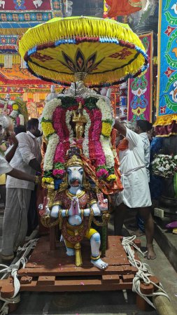 Foto de TAMIL NADU, INDIA - 26 DE NOVIEMBRE DE 2023: personas adorando el ídolo sagrado de Dios hindú decorado con guirnalda floral, Arunachalesvara Swamy Temple Karthika Deepam Festival en Thiruvannamalai en Tamil Nadu, India - Imagen libre de derechos