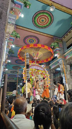 Téléchargez les photos : TAMIL NADU, INDE - 26 NOVEMBRE 2023 : les gens portaient l'idole sacrée de Dieu hindou décorée avec une guirlande florale, Temple Arunachalesvara Swamy Festival Karthika Deepam à Thiruvannamalai au Tamil Nadu, Inde - en image libre de droit