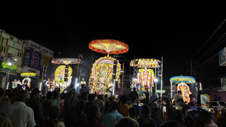 Téléchargez les photos : TAMIL NADU, INDE - 26 NOVEMBRE 2023 : les gens portaient des idoles sacrées hindoues décorées de guirlandes florales, Temple Arunachalesvara Swamy Festival Karthika Deepam à Thiruvannamalai au Tamil Nadu, Inde - en image libre de droit