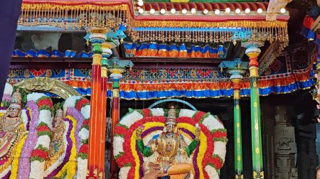 Foto de Dioses hindúes sagrados ídolos decorados con guirnalda floral, Arunachalesvara Swamy Temple Karthika Deepam Festival en Thiruvannamalai en Tamil Nadu, India - Imagen libre de derechos