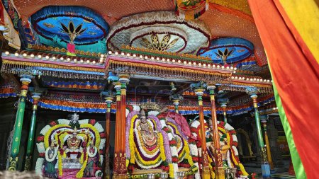 Foto de Dioses hindúes sagrados ídolos decorados con guirnalda floral, Arunachalesvara Swamy Temple Karthika Deepam Festival en Thiruvannamalai en Tamil Nadu, India - Imagen libre de derechos