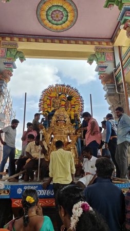 Foto de TAMIL NADU, INDIA - 26 de noviembre de 2023: ídolo sagrado de Dios hindú decorado con guirnalda floral, Arunachalesvara Swamy Temple Karthika Deepam Festival at Thiruvannamalai in Tamil Nadu, India - Imagen libre de derechos