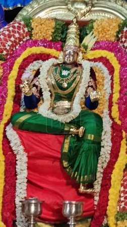 Foto de TAMIL NADU, INDIA - 26 de noviembre de 2023: ídolo sagrado de Dios hindú decorado con guirnalda floral, Arunachalesvara Swamy Temple Karthika Deepam Festival at Thiruvannamalai in Tamil Nadu, India - Imagen libre de derechos