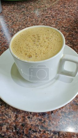 Foto de Taza de café cappuccino en la mesa - Imagen libre de derechos