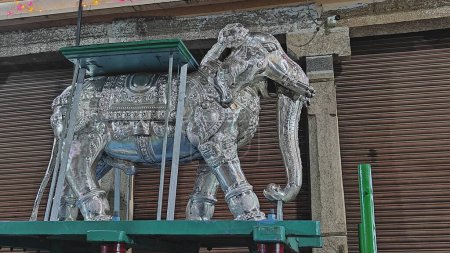 Téléchargez les photos : TAMIL NADU, INDE - 26 NOVEMBRE 2023 : statue d'éléphant au temple Swamy d'Arunachalesvara, festival Karthika Deepam à Thiruvannamalai au Tamil Nadu, Inde - en image libre de droit