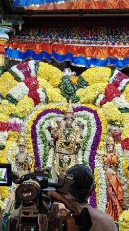 Téléchargez les photos : TAMIL NADU, INDE - 26 NOVEMBRE 2023 : les gens portaient l'idole sacrée de Dieu hindou décorée avec une guirlande florale, Temple Arunachalesvara Swamy Festival Karthika Deepam à Thiruvannamalai au Tamil Nadu, Inde - en image libre de droit