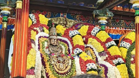 Foto de TAMIL NADU, INDIA - 26 DE NOVIEMBRE DE 2023: personas adorando el ídolo sagrado de Dios hindú decorado con guirnalda floral, Arunachalesvara Swamy Temple Karthika Deepam Festival en Thiruvannamalai en Tamil Nadu, India - Imagen libre de derechos