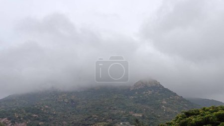 Téléchargez les photos : Belle vue paysage des montagnes brumeuses au Tamil Nadu, Inde - en image libre de droit