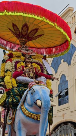 Foto de TAMIL NADU, INDIA - 26 de noviembre de 2023: ídolo sagrado de Dios hindú decorado con guirnalda floral en el elefante, Arunachalesvara Swamy Temple Karthika Deepam Festival at Thiruvannamalai in Tamil Nadu, India - Imagen libre de derechos