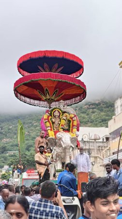 Foto de TAMIL NADU, INDIA - 26 de noviembre de 2023: Templo de Arunachalesvara Swamy, pueblo indio que celebra el Festival Karthika Deepam en Thiruvannamalai en Tamil Nadu, India - Imagen libre de derechos