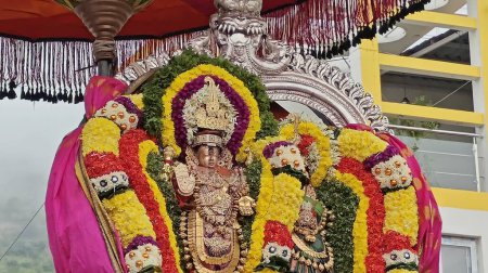 Téléchargez les photos : TAMIL NADU, INDE - 26 NOVEMBRE 2023 : Les idoles des dieux hindous sacrés décorées de guirlandes florales, Temple Swamy Arunachalesvara Festival Karthika Deepam à Thiruvannamalai au Tamil Nadu, Inde - en image libre de droit