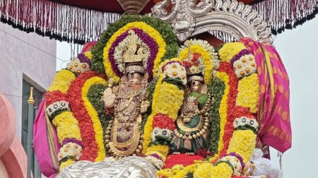 Foto de TAMIL NADU, INDIA - 26 de noviembre de 2023: Idolos sagrados de los dioses hindúes decorados con guirnaldas florales, Arunachalesvara Swamy Temple Karthika Deepam Festival at Thiruvannamalai in Tamil Nadu, India - Imagen libre de derechos