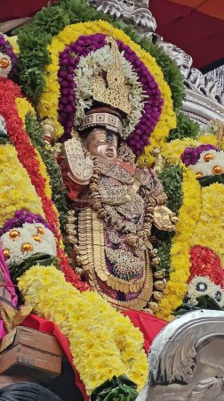 Téléchargez les photos : TAMIL NADU, INDE - 26 NOVEMBRE 2023 : idole sacrée du Dieu hindou ornée d'une guirlande florale, Temple Arunachalesvara Swamy Festival Karthika Deepam à Thiruvannamalai au Tamil Nadu, Inde - en image libre de droit