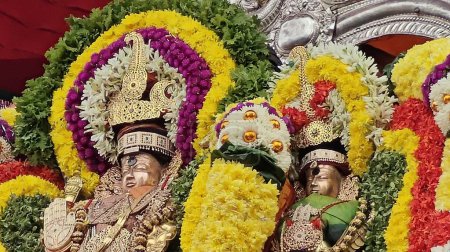 Téléchargez les photos : TAMIL NADU, INDE - 26 NOVEMBRE 2023 : Les idoles des dieux hindous sacrés décorées de guirlandes florales, Temple Swamy Arunachalesvara Festival Karthika Deepam à Thiruvannamalai au Tamil Nadu, Inde - en image libre de droit