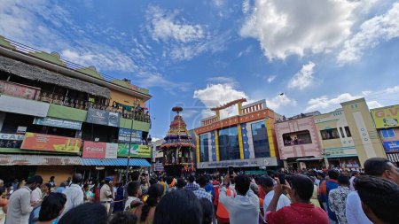 Téléchargez les photos : TAMIL NADU, INDE - 26 NOVEMBRE 2023 : Temple Arunachalesvara Swamy, Festival Karthika Deepam à Thiruvannamalai au Tamil Nadu, Inde - en image libre de droit