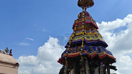 Téléchargez les photos : TAMIL NADU, INDE - 26 NOVEMBRE 2023 : Temple Arunachalesvara Swamy, célébrant le festival Karthika Deepam à Thiruvannamalai au Tamil Nadu, Inde - en image libre de droit