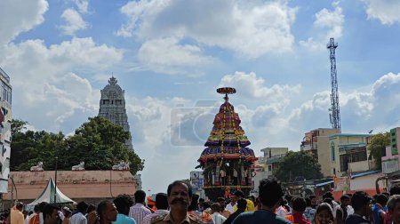 Téléchargez les photos : TAMIL NADU, INDE - 26 NOVEMBRE 2023 : Temple Arunachalesvara Swamy, Indiens célébrant le festival Karthika Deepam à Thiruvannamalai au Tamil Nadu, Inde - en image libre de droit