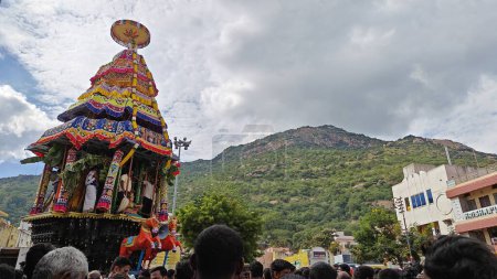 Téléchargez les photos : TAMIL NADU, INDE - 26 NOVEMBRE 2023 : Temple Arunachalesvara Swamy, Indiens célébrant le festival Karthika Deepam à Thiruvannamalai au Tamil Nadu, Inde - en image libre de droit