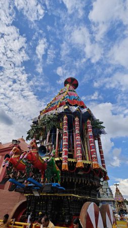 Foto de TAMIL NADU, INDIA - 26 de noviembre de 2023: Templo pantanoso de Arunachalesvara, Festival Karthika Deepam en Thiruvannamalai en Tamil Nadu, India - Imagen libre de derechos