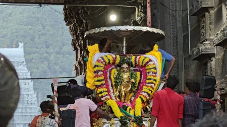 Téléchargez les photos : TAMIL NADU, INDE - 26 NOVEMBRE 2023 : Temple Arunachalesvara Swamy, Festival Karthika Deepam à Thiruvannamalai au Tamil Nadu, Inde - en image libre de droit