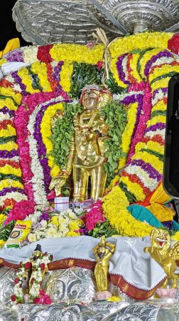 Foto de Ídolo sagrado de Dios hindú decorado con guirnalda floral, Arunachalesvara Swamy Temple Karthika Deepam Festival en Thiruvannamalai en Tamil Nadu, India - Imagen libre de derechos