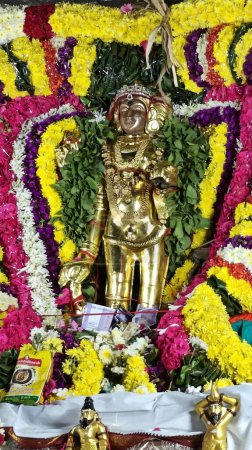 Foto de Ídolo sagrado de Dios hindú decorado con guirnalda floral, Arunachalesvara Swamy Temple Karthika Deepam Festival en Thiruvannamalai en Tamil Nadu, India - Imagen libre de derechos