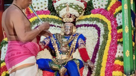 Téléchargez les photos : La déesse Apitakuchamba Temple Karthika Deepam Festival à Thiruvannamalai au Tamil Nadu, Inde - en image libre de droit