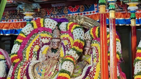 Téléchargez les photos : Idole de Dieu hindou sacré décoré avec guirlande florale, Arunachalesvara Swamy Temple Karthika Deepam Festival à Thiruvannamalai au Tamil Nadu, Inde - en image libre de droit