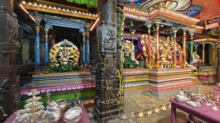 Foto de Ídolos sagrados de Dios hindú decorados con guirnalda floral, Arunachalesvara Swamy Temple Karthika Deepam Festival en Thiruvannamalai en Tamil Nadu, India - Imagen libre de derechos