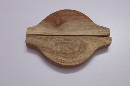 Holzwerkzeug oder Schimmel für Garijelu isoliert auf weißem Hintergrund