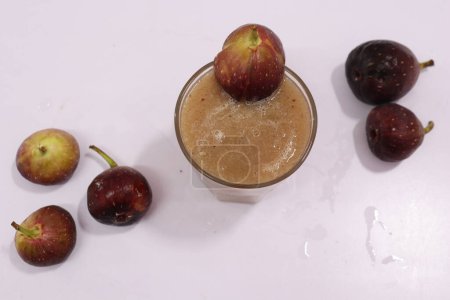Figues crues ou jus de fruits Anjeer de l'Inde est un aliment nutritionnel sain isolé sur fond blanc