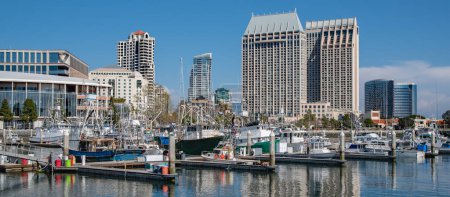 Gewerbliche Fischereidocks in San Diego: Eine Vielzahl von Fischereifahrzeugen legen im Hafen von San Diego, Kalifornien, an.