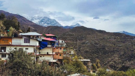 Téléchargez les photos : Simple Guesthouse à McLeod Ganj avec paysage montagneux, Dharamshala, Inde. Photo de haute qualité - en image libre de droit