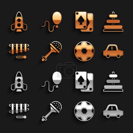 Set Rassel Babyspielzeug, Pyramide, Spielzeugauto, Fußballball, Xylophon, Spielkarten, Raketenschiff und Luftballons Symbol. Vektor