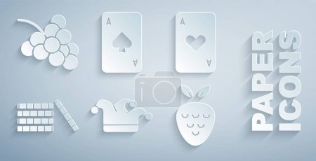 Conjunto Joker jugando a las cartas, Jugando con el corazón, Casino chips, máquina tragaperras de fresa, picas y el icono de la uva. Vector