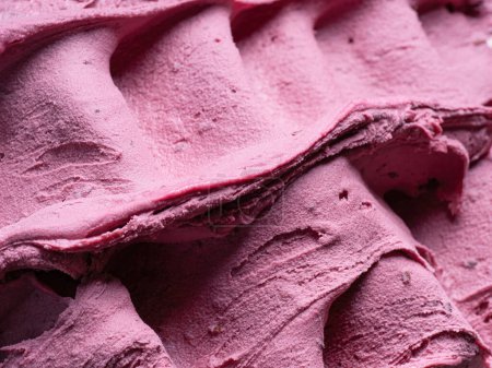 Téléchargez les photos : Frozen Black Elderberry flavour gelato - détail plein cadre. Gros plan d'une texture de surface rose de crème glacée. - en image libre de droit