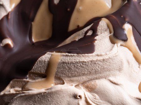 Frozen Toffifee flavour gelato - Vollständiges Rahmendetail. Nahaufnahme von beige cremiger Oberflächentextur von Eis mit Karamell und Schokoladenbelag.
