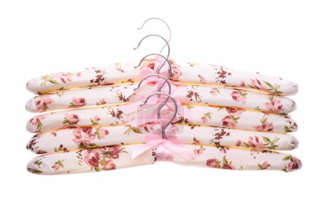 Set aus weichem Stoff Kleiderbügel mit floralem Muster isoliert auf weißem Hintergrund.